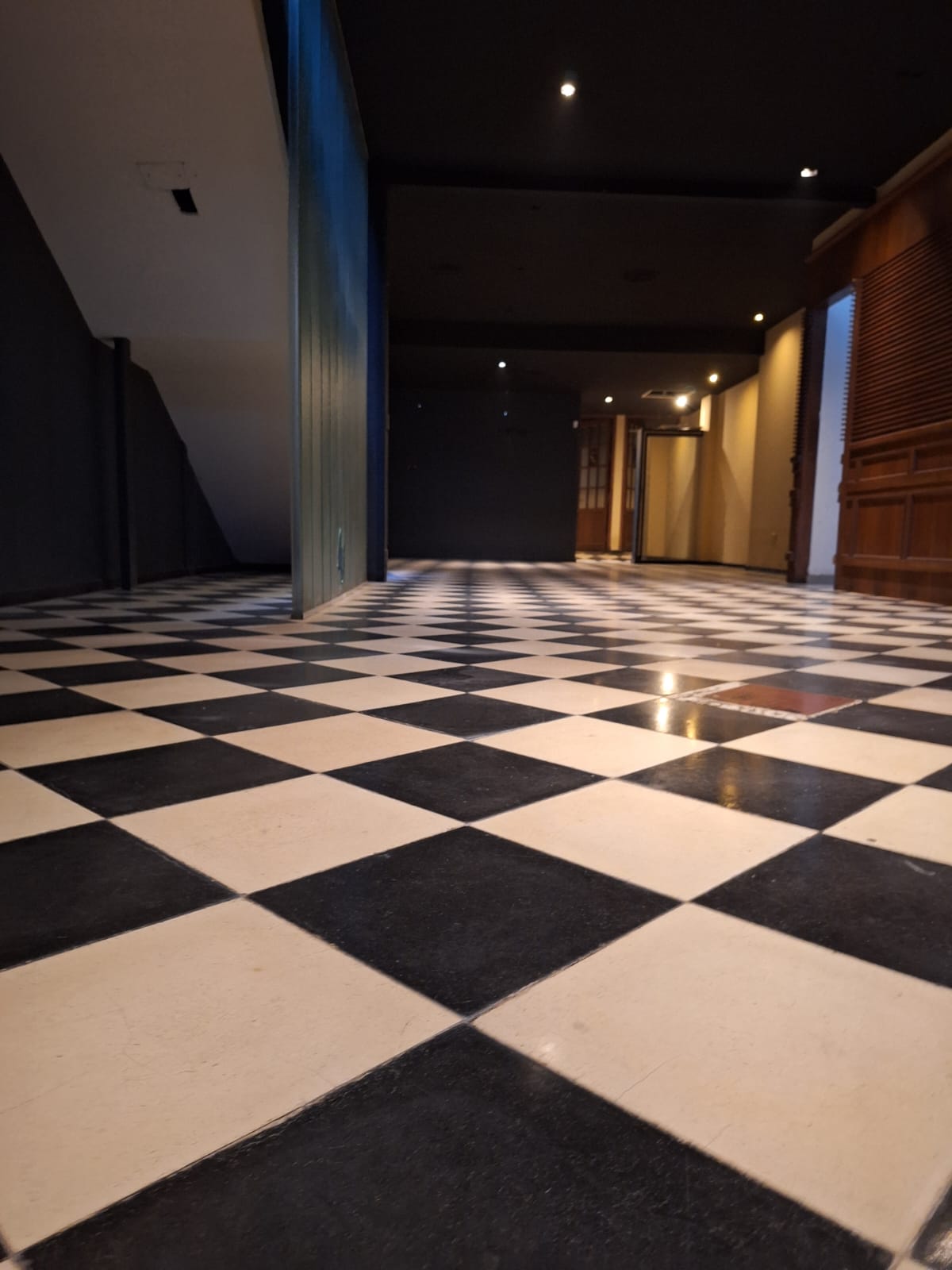 Tratamiento profesional de pisos industriales con maquinaria especializada